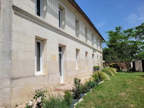 4 Bedrooms In A Charming House With Swimming Pool