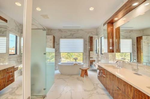 Own House, With A Pool! Your Vacation Will Be Remembered For A Long Time!