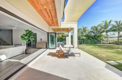 Own House, With A Pool! Your Vacation Will Be Remembered For A Long Time!