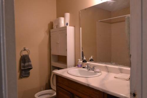 Apartamento 3-bedroom Half Duplex Main Floor Suite