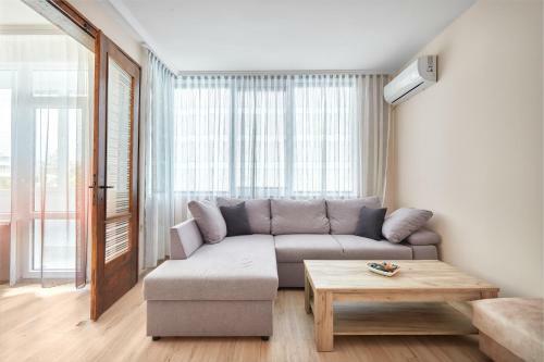 Cozy Spacious 2bd Apartment With A Terrace In Burgas