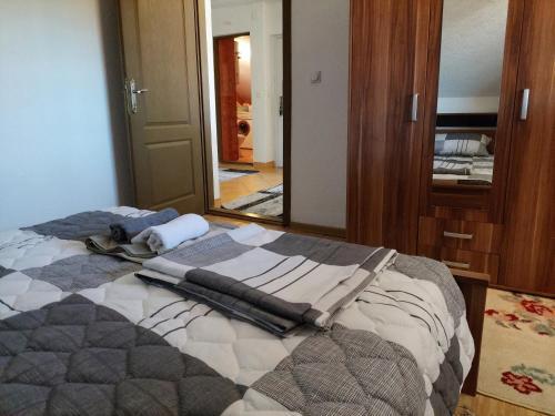 Apartment Em 2