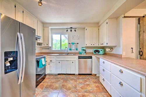 Vibrant Family Home With Grill, Walk Downtown!