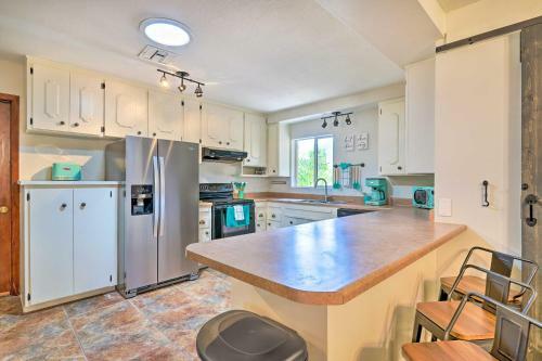 Vibrant Family Home With Grill, Walk Downtown!