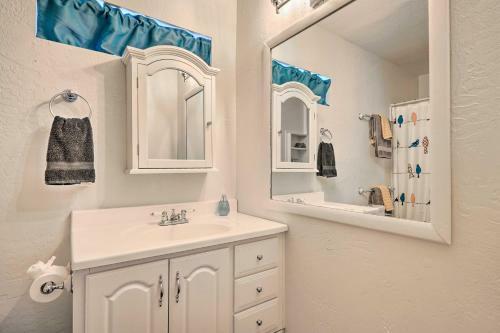 Vibrant Family Home With Grill, Walk Downtown!