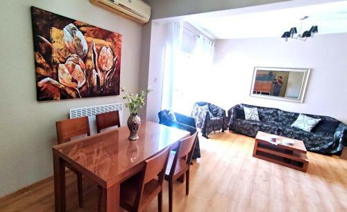 Andri's Spacious Apartment Near The Beach