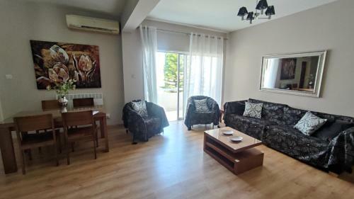 Andri's Spacious Apartment Near The Beach
