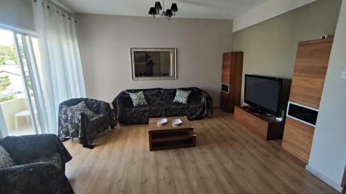 Andri's Spacious Apartment Near The Beach