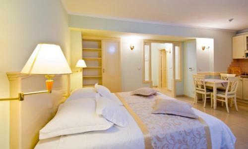 Hostal Apartments And Rooms Beachfront Luxury Condos