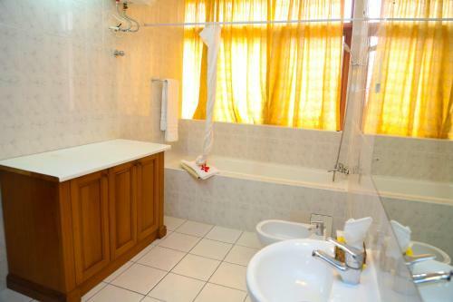 Coconut Grove Regency Hotel