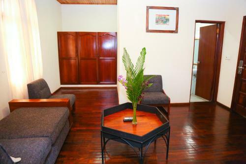 Coconut Grove Regency Hotel