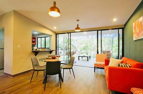 Casita Naranja Tropical Plants Many Birds And Squirrels