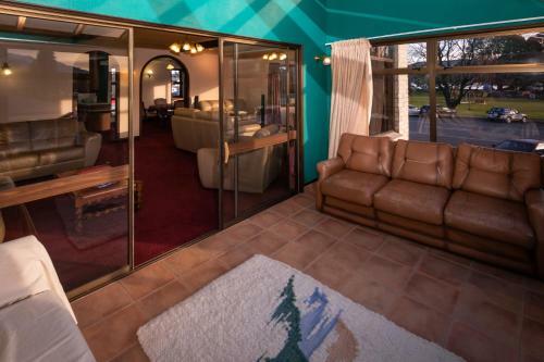 Redcliff House - Te Anau Holiday Home