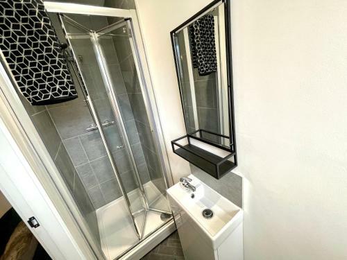 Hostal 5 Bed Home On Birdwell Road - Free Parking