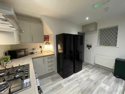 Hostal 5 Bed Home On Birdwell Road - Free Parking