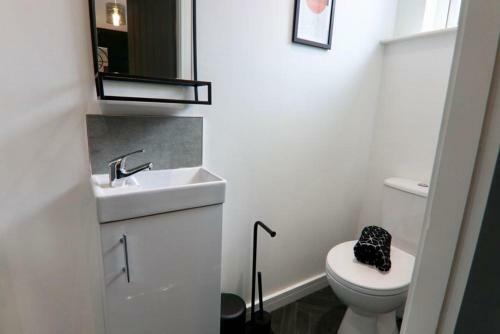 Hostal 5 Bed Home On Birdwell Road - Free Parking