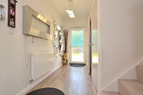 Spacious Modern Home In London With Beautiful Garden