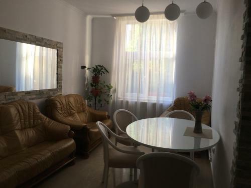 Untold ! Great Apartment Close To Untold!