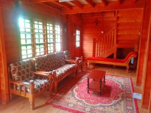 Igloo Woodhouse - Premium Private Duplex Villa