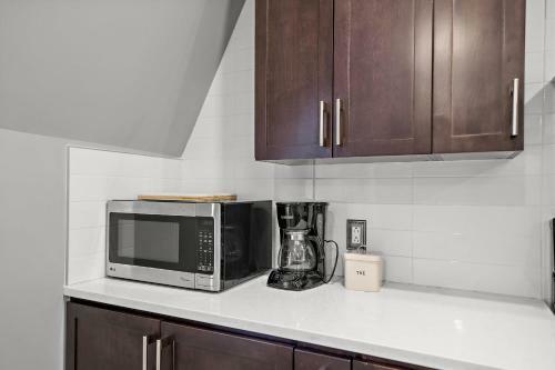 Charming Fresh 3br Apartment On Bishop St