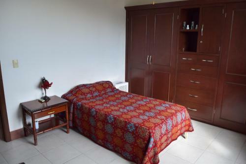 Hostal Room In House - Casa Compartida En Chipinque