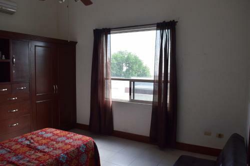 Hostal Room In House - Casa Compartida En Chipinque