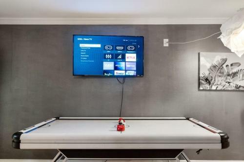 Fun Style! Swimming Pool * Hot Tub * Arcades * Game Room!