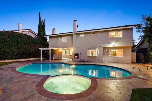 Fun Style! Swimming Pool * Hot Tub * Arcades * Game Room!