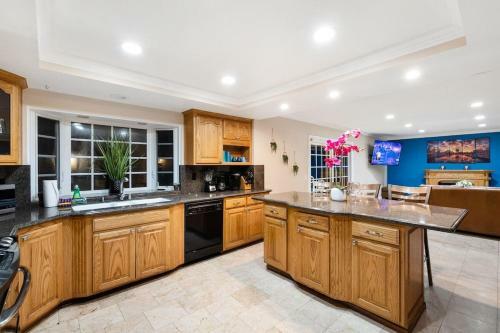 Fun Style! Swimming Pool * Hot Tub * Arcades * Game Room!