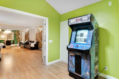 Fun Style! Swimming Pool * Hot Tub * Arcades * Game Room!