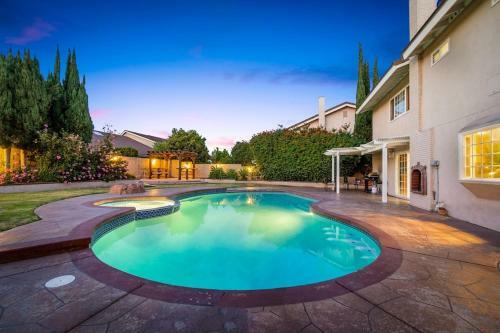 Fun Style! Swimming Pool * Hot Tub * Arcades * Game Room!