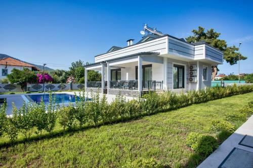 Villa Minta Suits