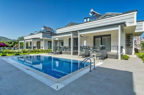 Villa Minta Suits