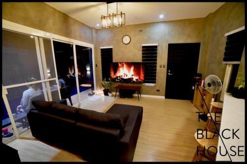 Villa The Black House