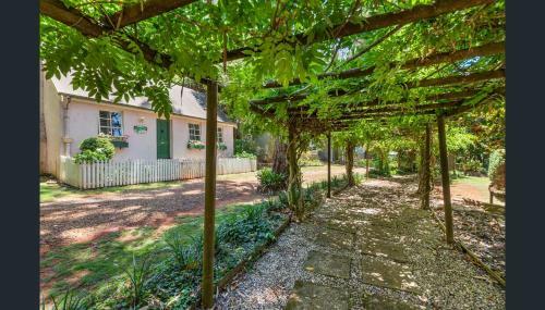 The English Cottage On Tamborine Mountain