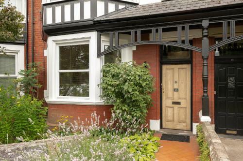 Relax In Stunning Apartment In Leafy Victorian Area
