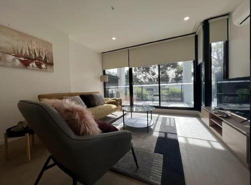 New Oakleigh Stylish 2b2b Townhouse With Beautiful View 03