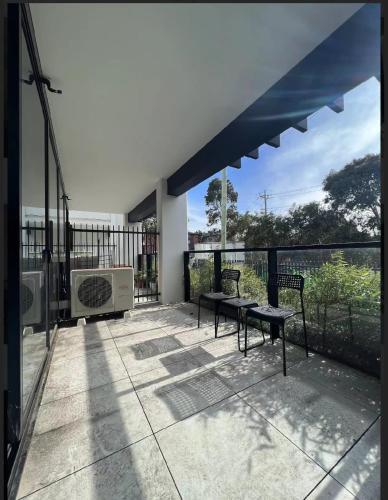 New Oakleigh Stylish 2b2b Townhouse With Beautiful View 03