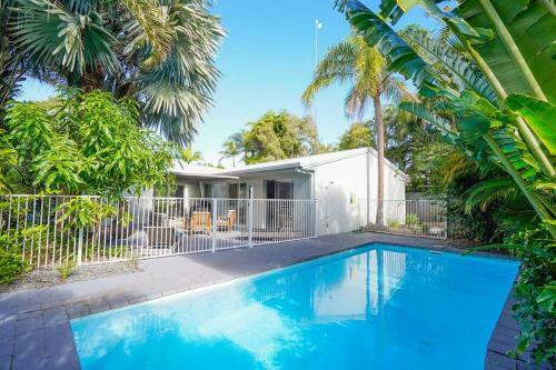 Dolphin Beach House - Modern Home With Pool