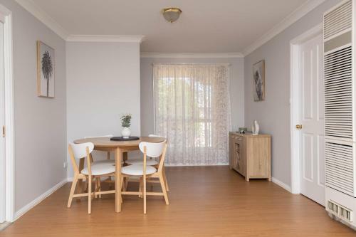 Convenient Villa On Mclachlan Walk To The Cbd Fresh & Comfy