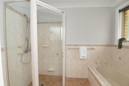 Convenient Villa On Mclachlan Walk To The Cbd Fresh & Comfy