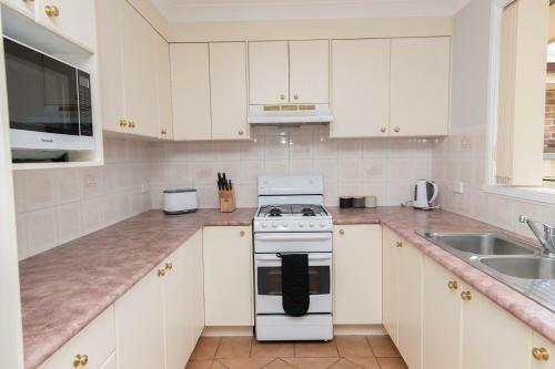 Convenient Villa On Mclachlan Walk To The Cbd Fresh & Comfy