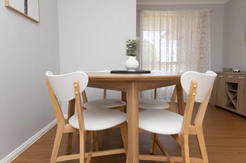 Convenient Villa On Mclachlan Walk To The Cbd Fresh & Comfy