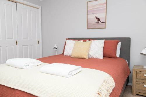 Convenient Villa On Mclachlan Walk To The Cbd Fresh & Comfy