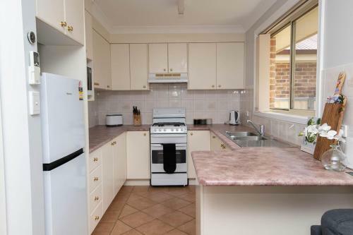 Convenient Villa On Mclachlan Walk To The Cbd Fresh & Comfy