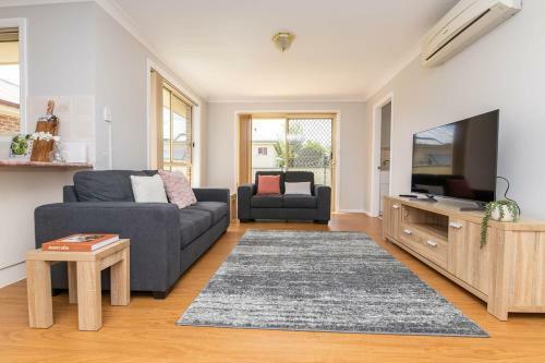 Convenient Villa On Mclachlan Walk To The Cbd Fresh & Comfy