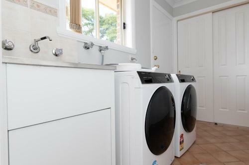 Convenient Villa On Mclachlan Walk To The Cbd Fresh & Comfy