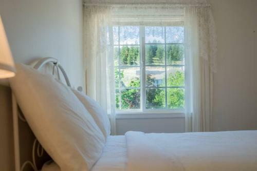 Cheerful 3-bedroom Home In West Kelowna