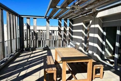 Large Apartment With Terrace Near Cit� Du Vin