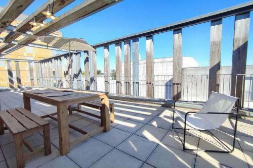 Large Apartment With Terrace Near Cit� Du Vin